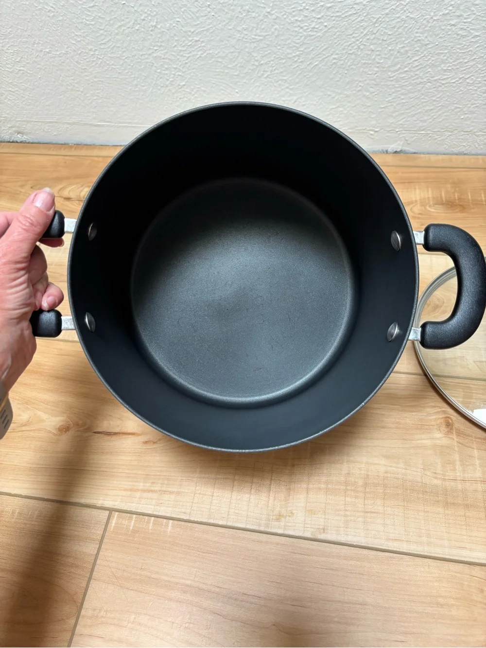 The Pampered Chef Nonstick Stockpot with Glass Lid - Black